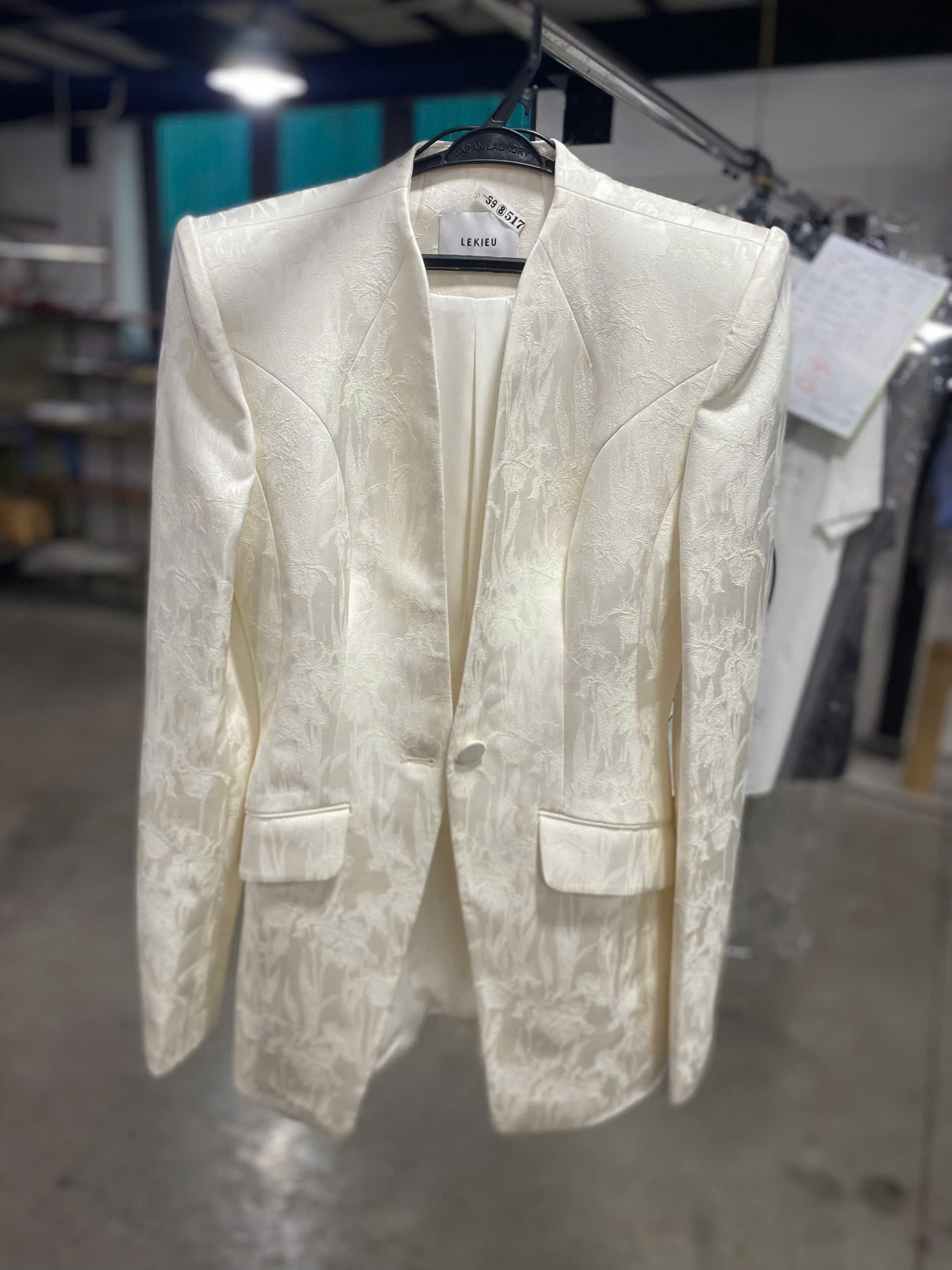 Để giặt áo vest chuẩn nhất, bạn nên ưu tiên giặt khô hoặc giặt bằng tay để giữ form dáng và chất liệu vải.